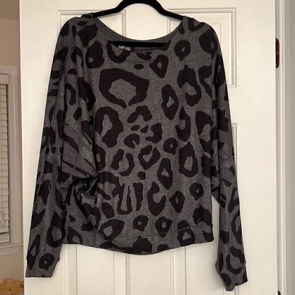 Fabrik Leopard Long Sleeve Oversized Sweater L